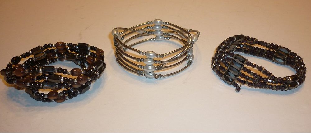BIJOUX fantaisie collection DAMART : Lot de 3 colliers dor&eacute;s Bijoux et montres