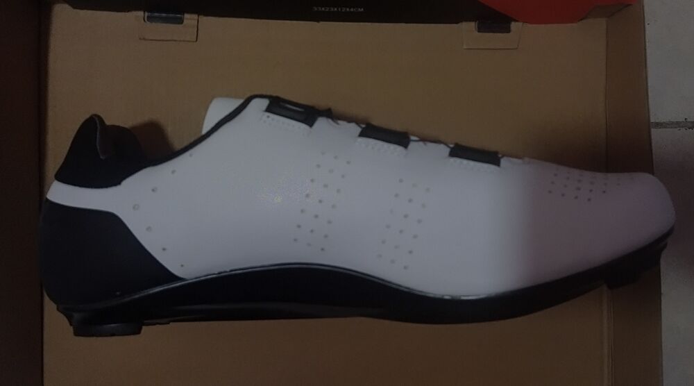 Chaussures de v&eacute;lo neuves taille 44 d'une valeur de 105€ Sports