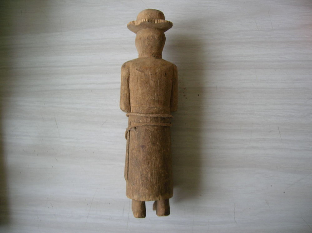 Cur&eacute; lubrique sculpture sur bois XIX&egrave;me si&egrave;cle
