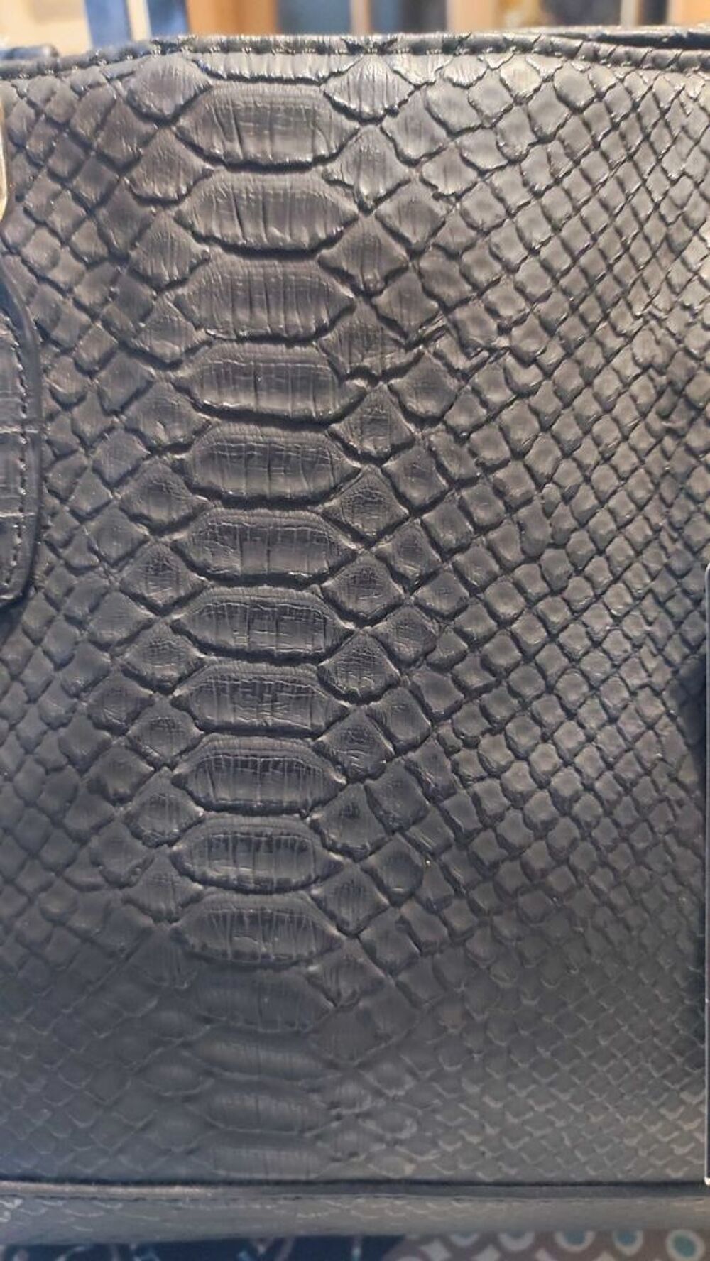 Superbe sac cuir vegan fa&ccedil;on reptile. breloque en fausse fourrure. BCBG. plusieurs compartiments int&eacute;rieur Maroquinerie