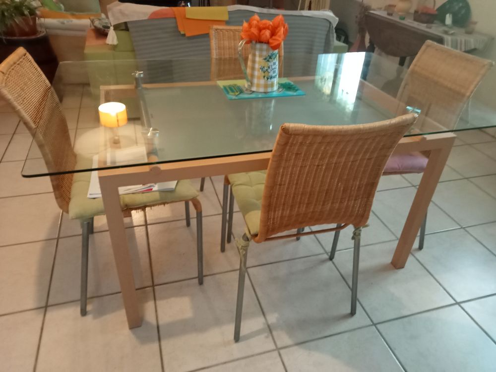 TABLE RECTANGULAIRE ET 4 CHAISES imitation rotin ,pieds gris Meubles