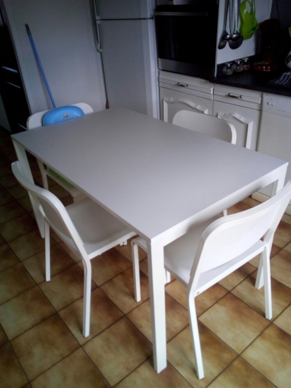 une table de cuisine et 4 chaises tr&egrave;s propre Meubles