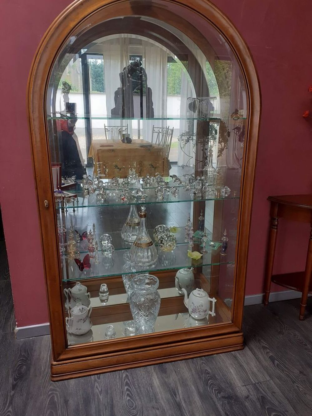 Vitrine avec miroir et luminaire,fabriqu&eacute;e par un &eacute;b&eacute;niste.
Meubles