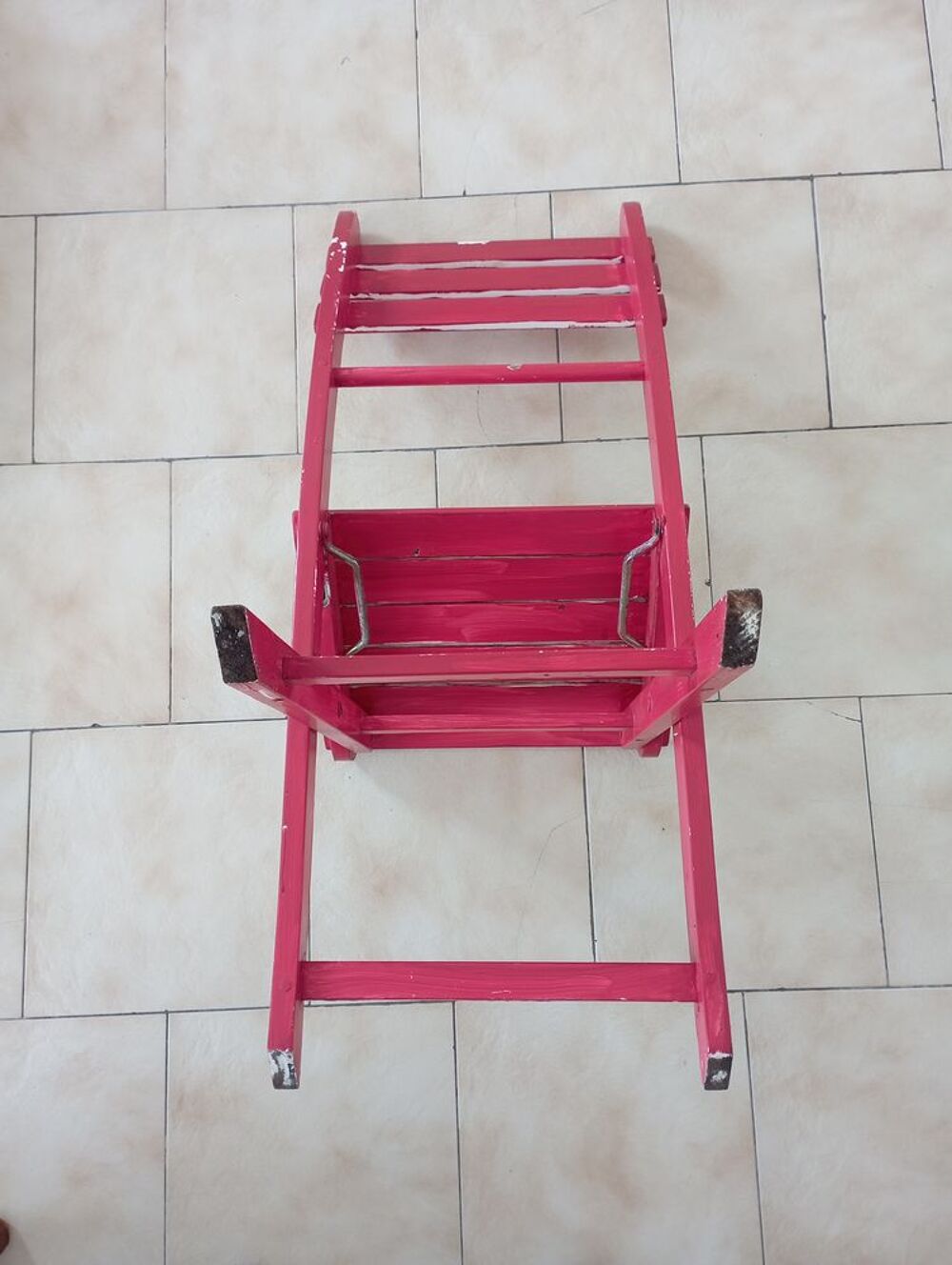 Petite chaise de jardin rouge en bois , &agrave; r&eacute;nover .Remise en Jardin