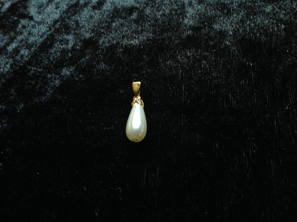 PENDENTIF GOUTTE PERL&Eacute;E Envoi Possible
Bijoux et montres
