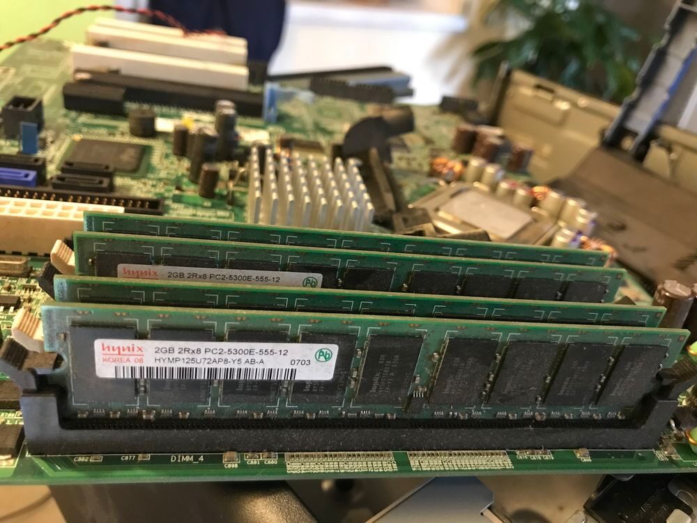 RAM HYNIX.8GB=4x2GB 2RX8 PC2 5300E 555 12 HYMP125U72AP8 Y5 Matériel informatique