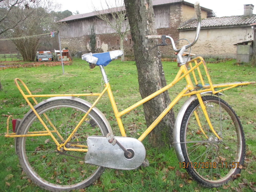 V&eacute;lo ancien de la POSTE A R&eacute;nover Vélos