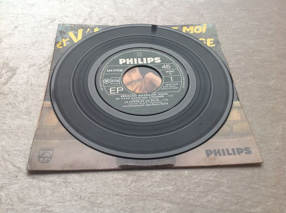 FERNAND RAYNAUD ET V'LAN PASSE MOI L'&Eacute;PONGE Envoi Possible
CD et vinyles
