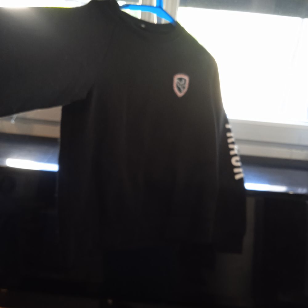 Sweat noir Taille S marque jennyfer imprim&eacute; sur la manche Vêtements