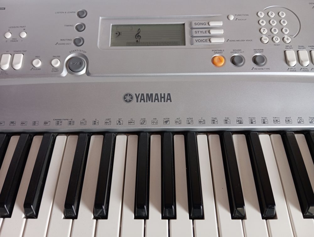 CLAVIER YAMAHA PSR-E303 Instruments de musique