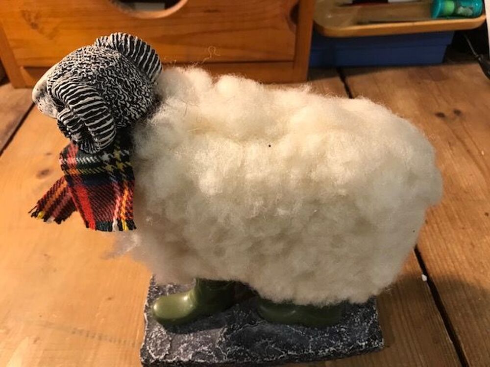 Mouton chauss&eacute; de bottes vertes 