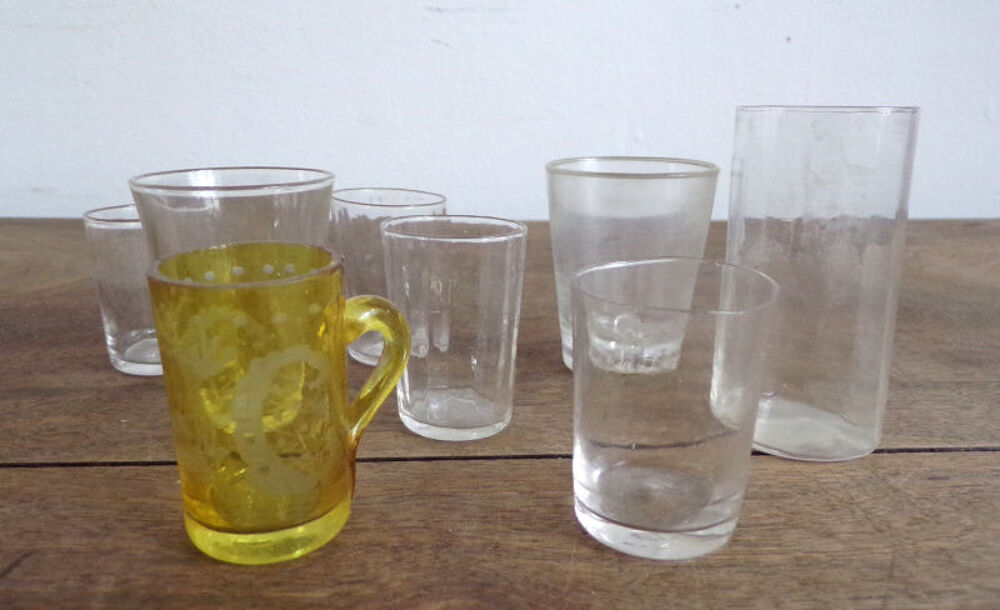 Huit petits verres en m&eacute;langes Cuisine