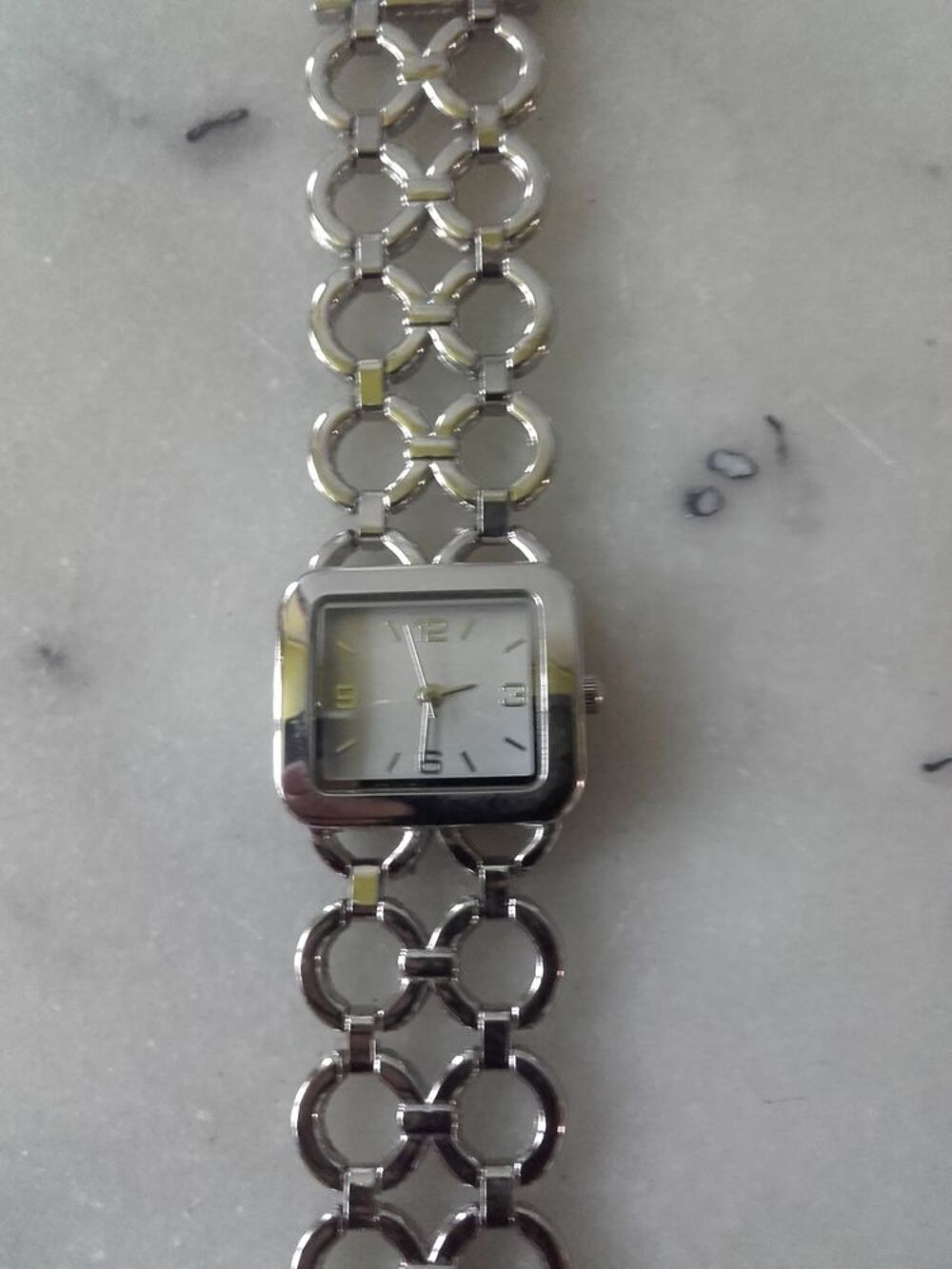 Montre en m&eacute;tal argent&eacute; Bijoux et montres