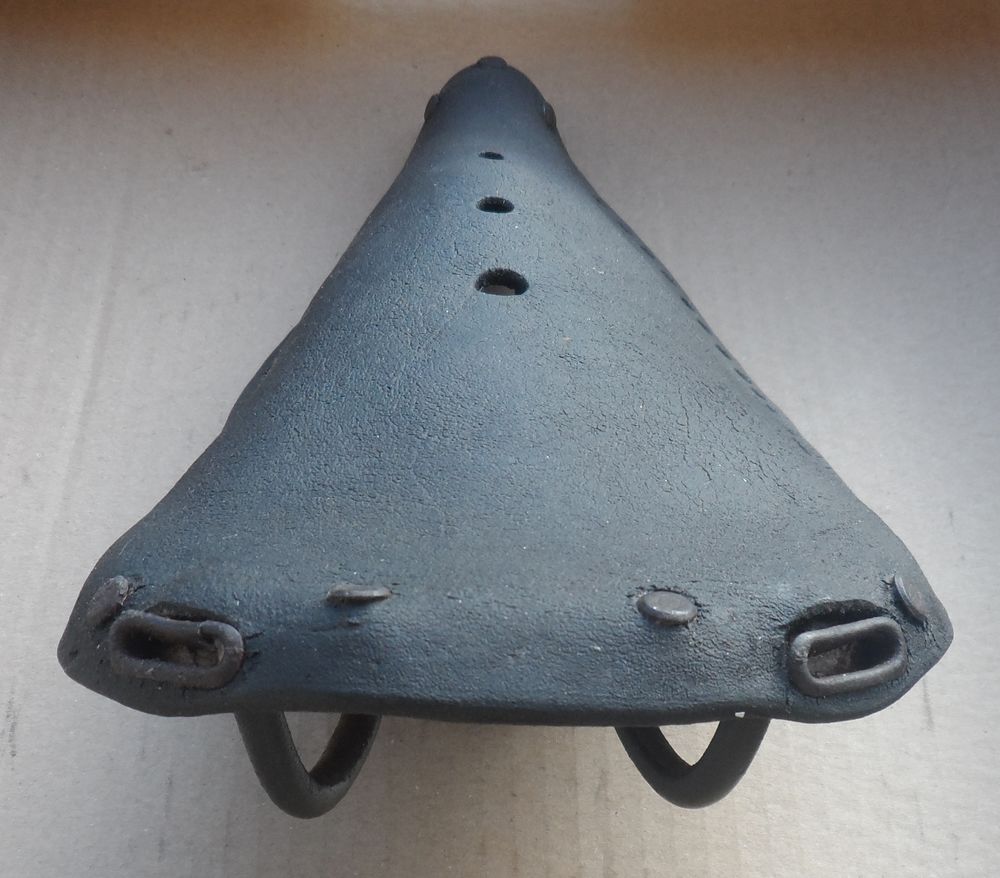 Selle de v&eacute;lo ancien vintage tout cuir vendue en l'&eacute;tat Vélos