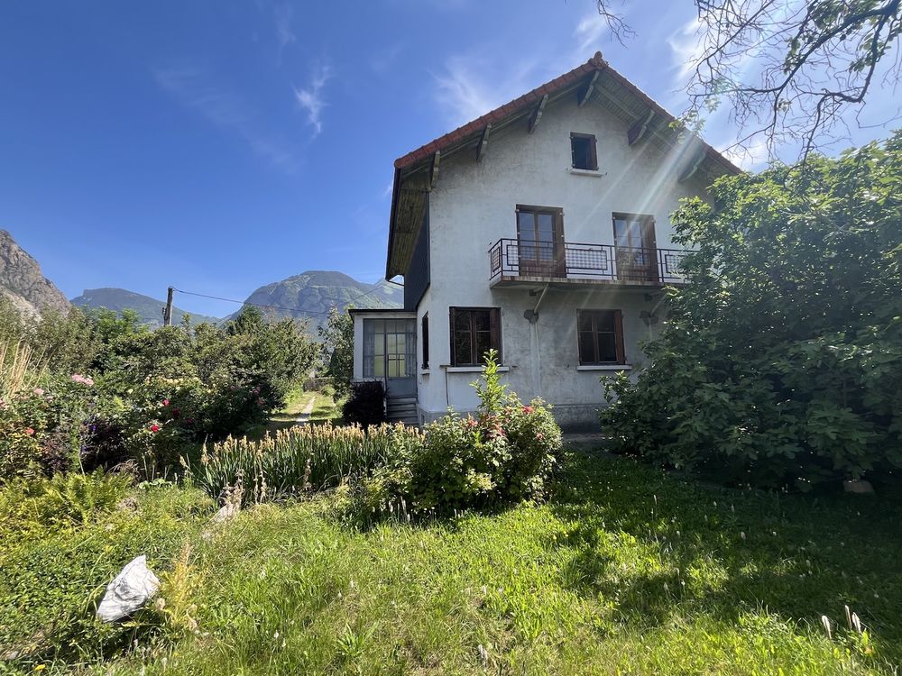 Vente Maison SAINT JEAN DE MAURIENNE Maison spacieuse située sur un magnifique terrain plat, clos et arboré de 1.551 m2 Saint-jean-de-maurienne