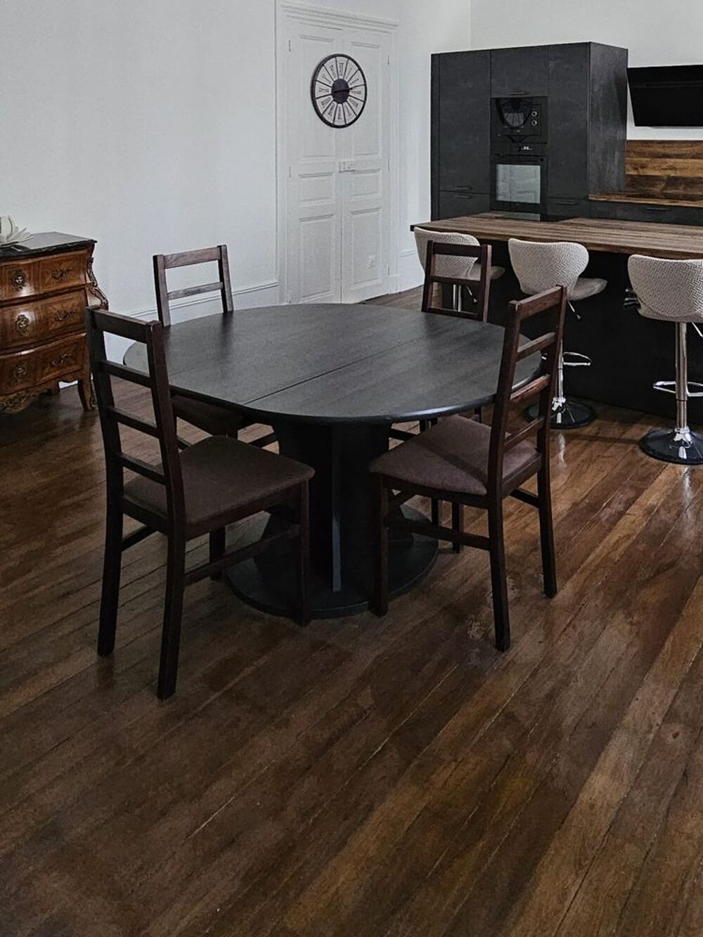 Table ronde noire avec 4 chaises velours marron fonc&eacute; Meubles