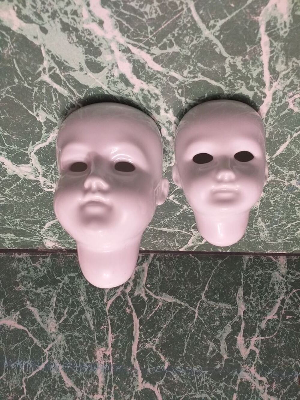 Tete de poup&eacute;e en porcelaine 