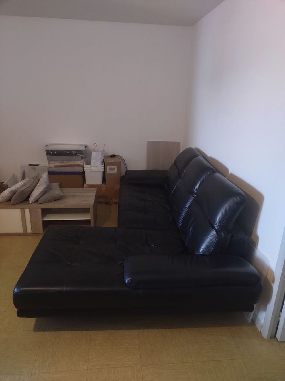 CANAPE D'ANGLE EN CUIR VERITABLE. Meubles
