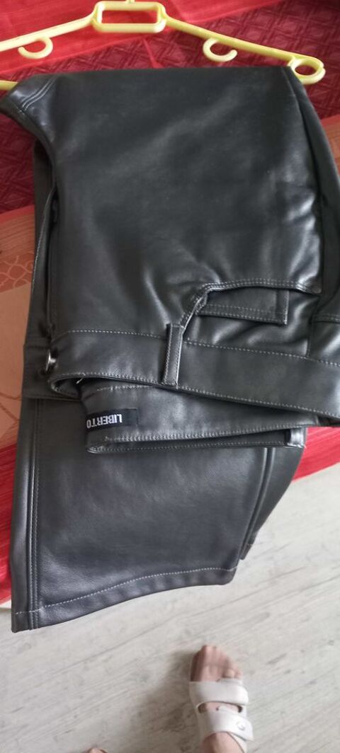 pantalon+imitation+cuir 25 Tournon-d'Agenais (47)