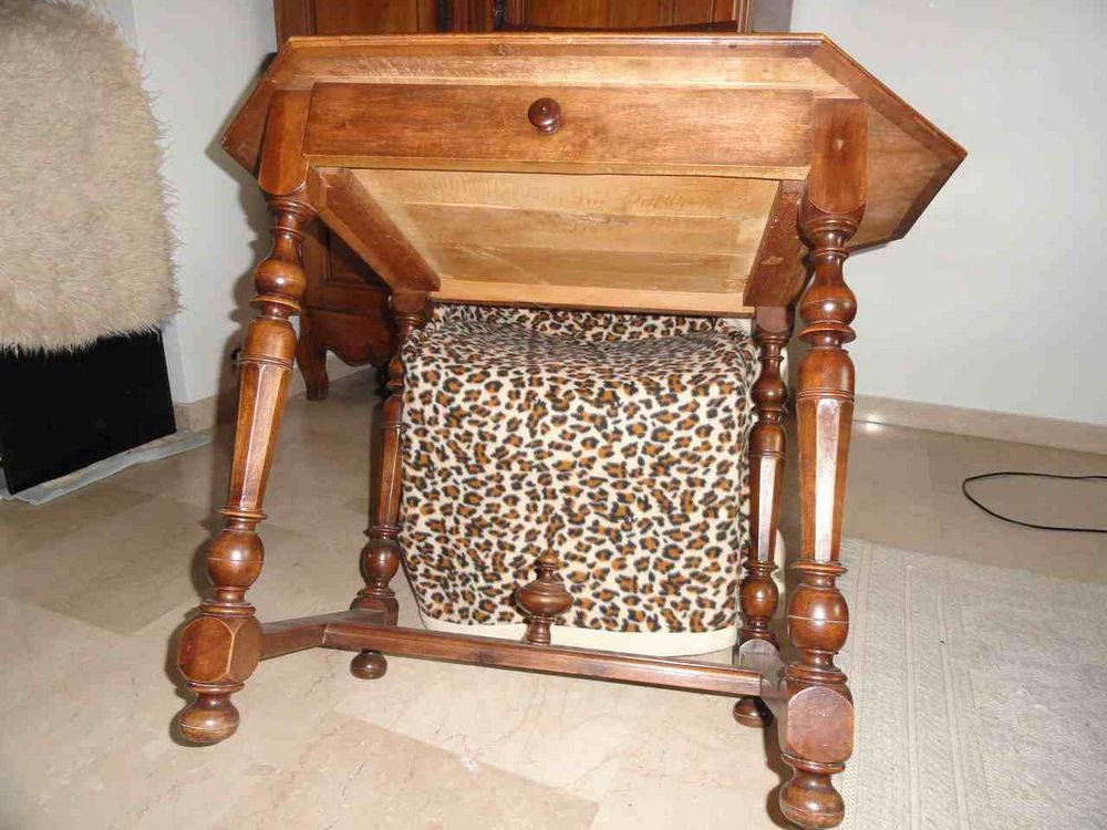 Table bois pieds style Louis XIII Meubles