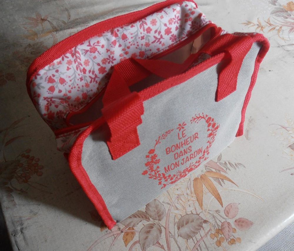 Sac isotherme gris rouge Le bonheur dans mon jardin NEUF
Maroquinerie