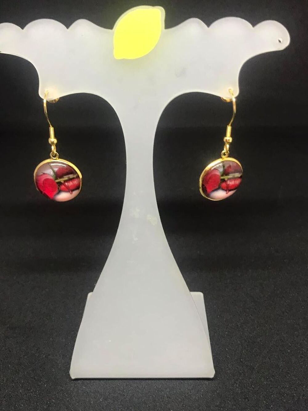 boucles d?oreilles fantaisie rose entre les dents Bijoux et montres