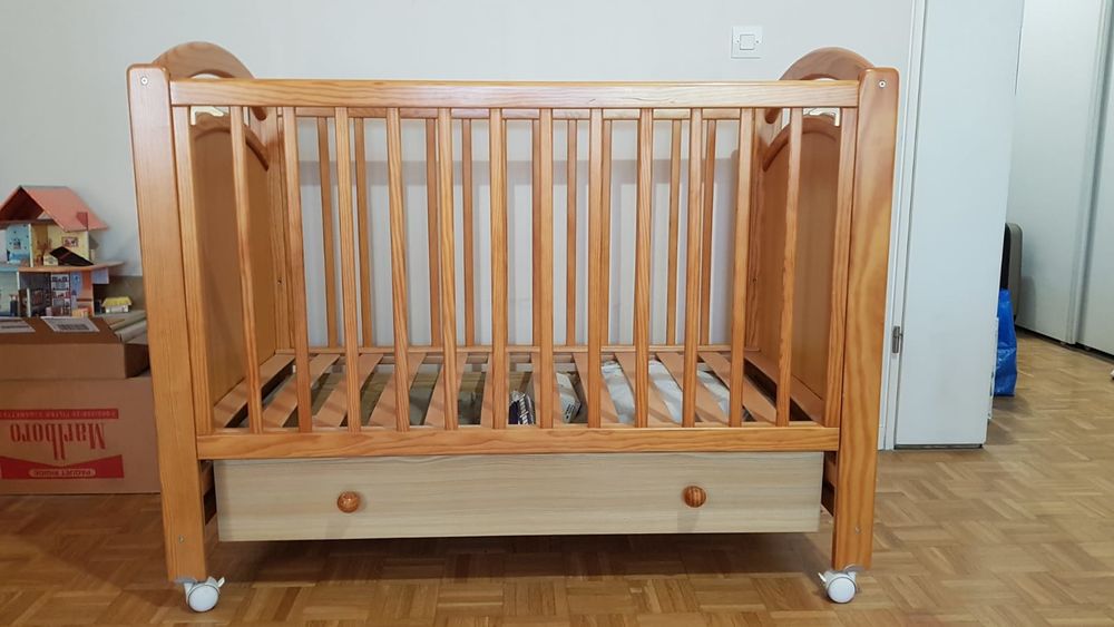 Lit b&eacute;b&eacute; en pin couleur miel Mobilier enfants