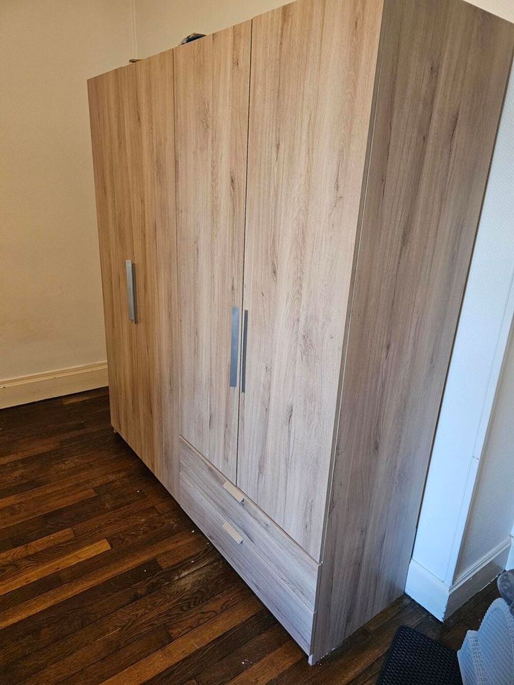 d'une grande armoire (&eacute;tat neuf) &agrave; 50€ Meubles