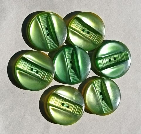Lot de 7 Boutons Design  Vert Sapin Stri�  2,5 cm  - N�5 17 Thonon-les-Bains (74)