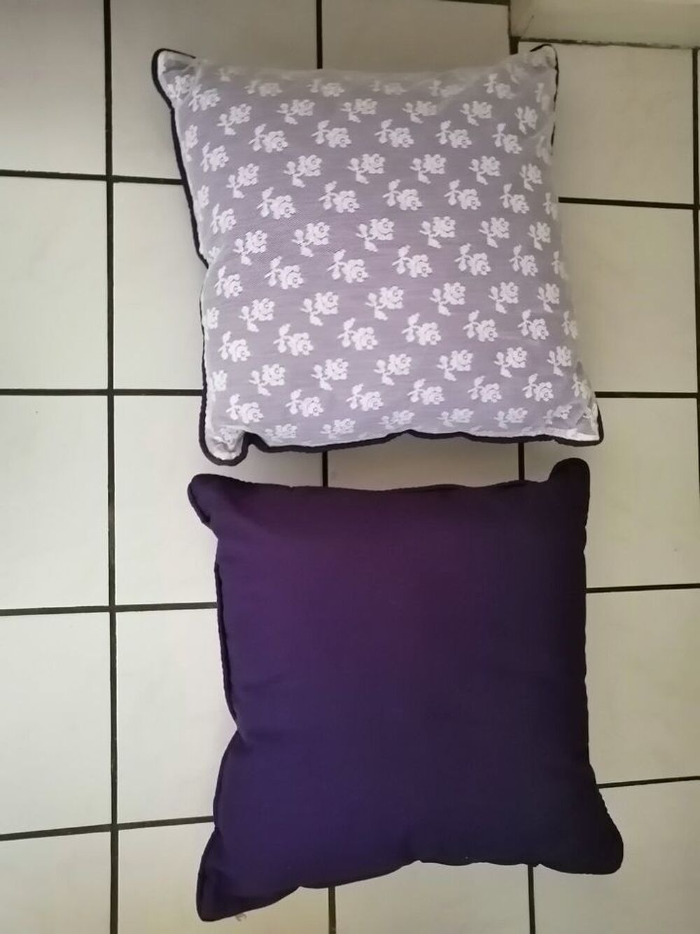 2 coussins violets identiques D�coration