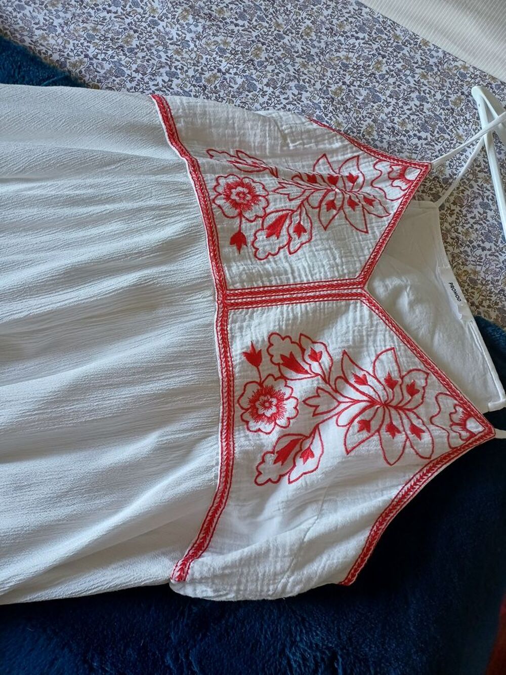 Robe longue blanche broderies rouge sur le haut Vêtements