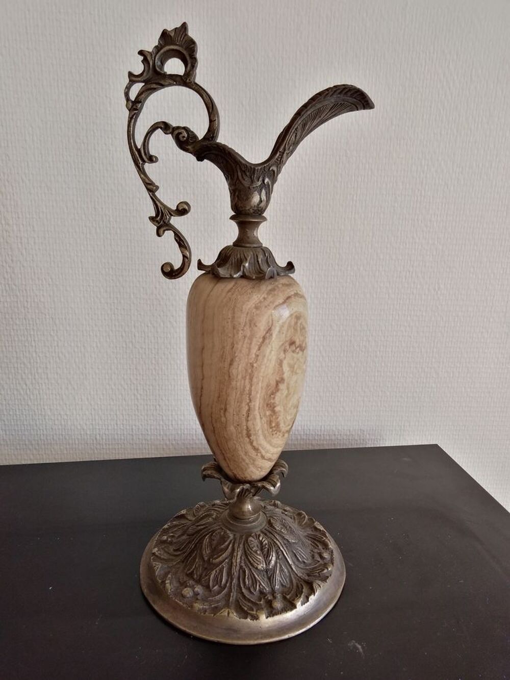 Aigui&egrave;re en pierre et m&eacute;tal (&eacute;tain ?) Décoration