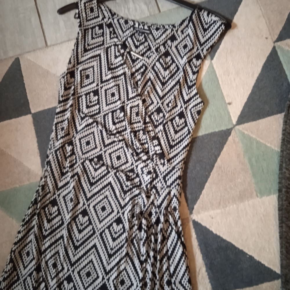 Robe sans manches marque mosquitos T 38 motifs g&eacute;om&eacute;triques Vêtements