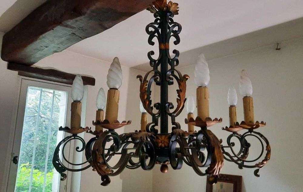 Lustre de taverne fran&ccedil;ais ancien en fer ancien &agrave; 8 feux.Double allumage Décoration