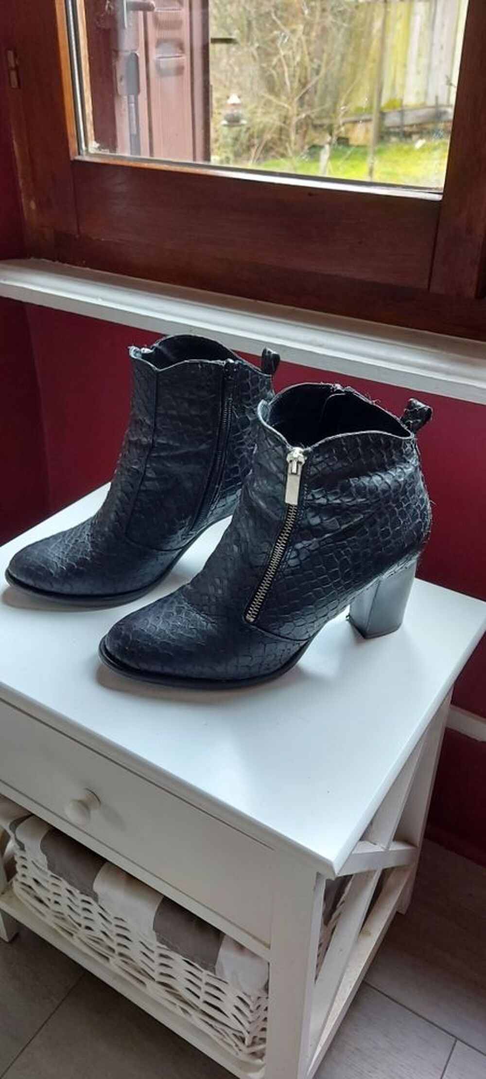 Bottines cuir noires T38 imitation serpent bon &eacute;tat Chaussures