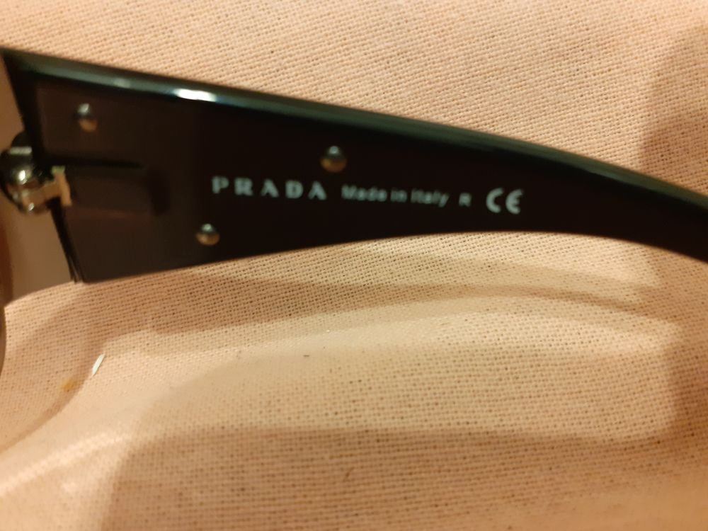 lunette de soleil Prada neuve Bijoux et montres