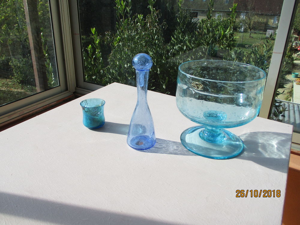Lot coupe sangria La Roch&egrave;re + bouteille + verre bleu. Décoration