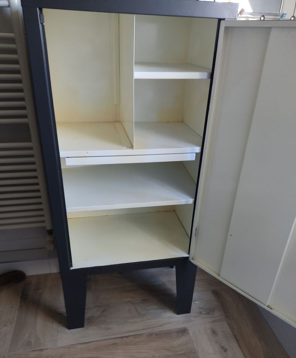 Petit meuble de rangement en m&eacute;tal gris avec &eacute;tag&egrave;res. Meubles