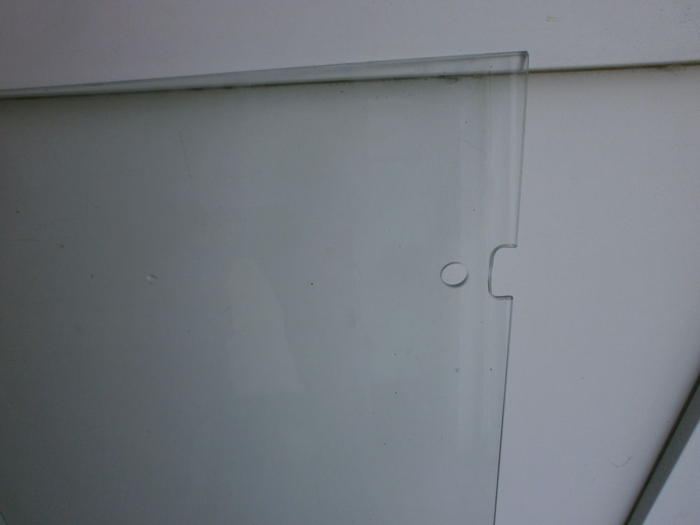 Abatant de vitrine avec emplacements charnieres jamais pos&eacute; Bricolage