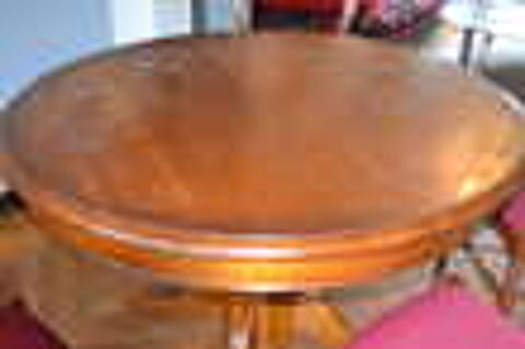 une table ronde 
Meubles