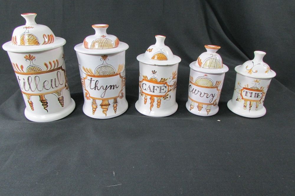 S&eacute;rie de 10 pots , &agrave; pharmacie et &agrave; &eacute;pices, en gr&eacute; &eacute;maill&eacute; Décoration