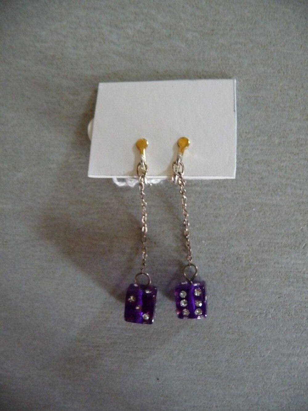 Boucles oreilles pendants motifs d&eacute;s violets Bijoux et montres