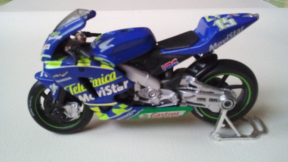 un lot de 2 moto gp de 2003 au 1/18 en tr&egrave;s bon &eacute;tats . 