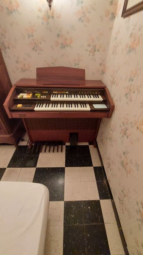 trés jolie piano ou orgue en parfait état 0 Roujan (34)