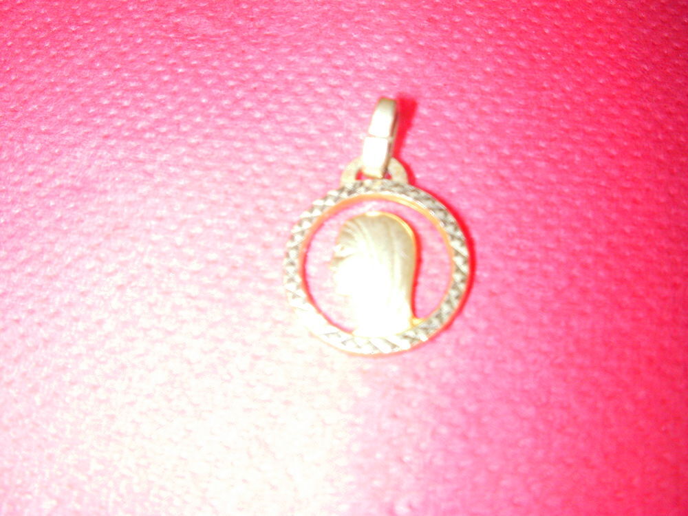 PENDENTIF d&eacute;coup&eacute; Vierge Marie Bijoux et montres