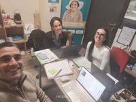   Auxiliaire de vie qui travaille avec 3 collègues filles 