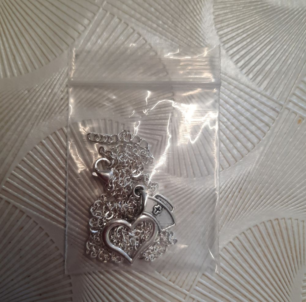 Collier cha&icirc;ne pendentif coeur chapeau infirmi&egrave;re argent&eacute; Bijoux et montres
