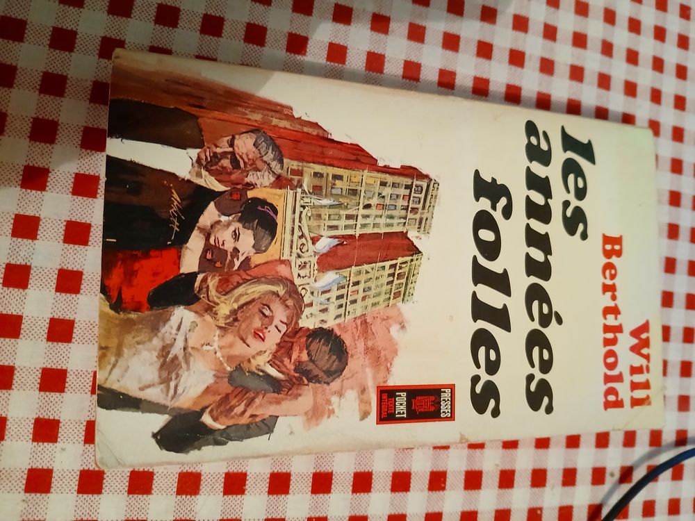 LIVRE LES ANNEES FOLLES
PRESSES POCKET
N&deg; 702
Livres et BD