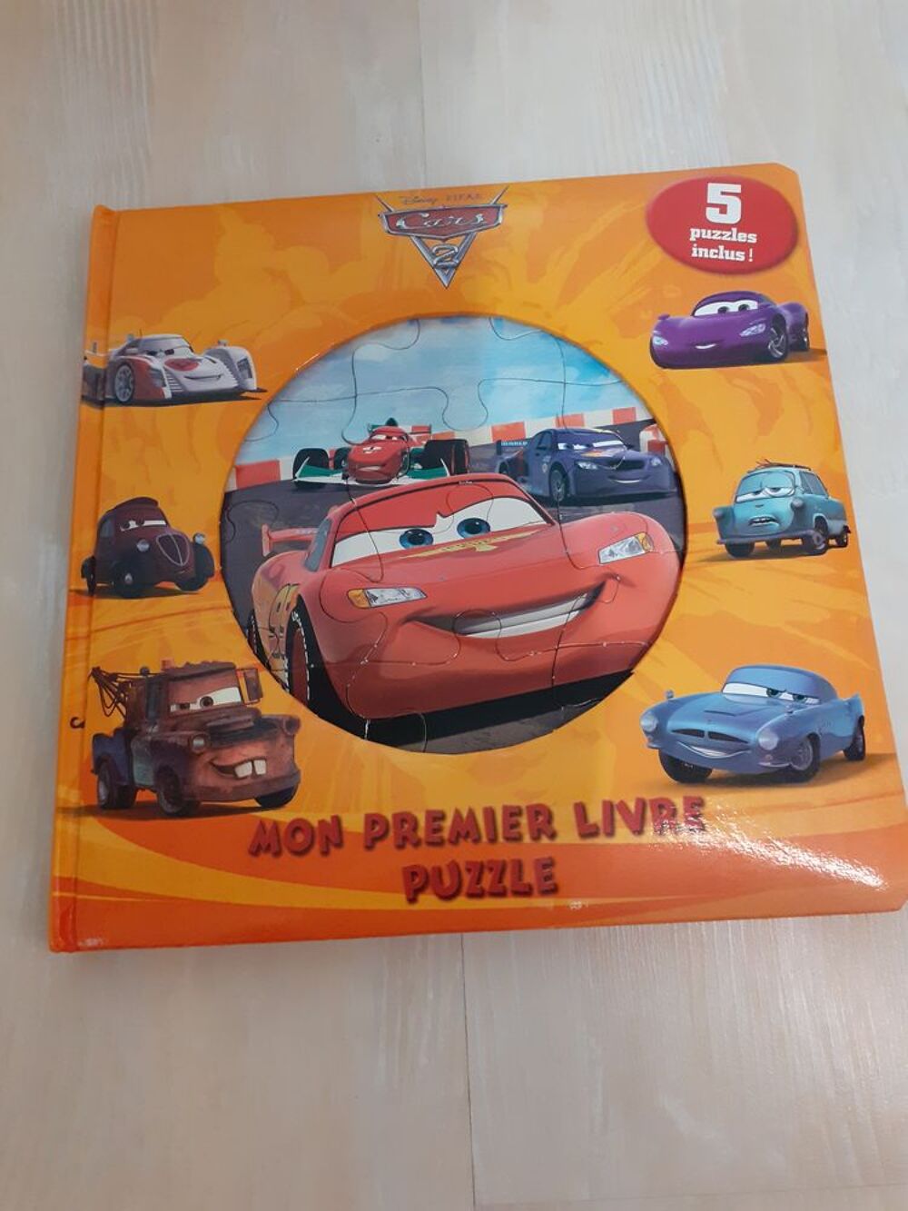 Mon Premier Livre Puzzle &quot;Cars 2&quot; : 5 puzzles de 12 pi&egrave;ces. Jeux / jouets