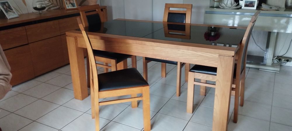 Table et 4 chaises Meubles